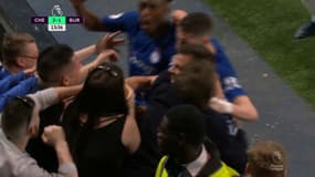 La célébration de Gonzalo Higuain avec une supportrice