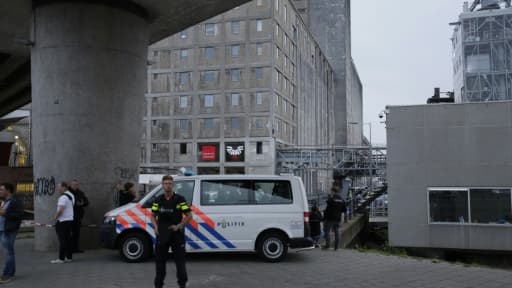 La police évacue la salle de concert Maassilo, le 23 août 2017 à Rotterdam aux Pays-Bas