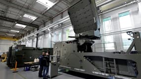 Des ingénieurs à l’œuvre dans le hall où est assemblé le radar Ground Fire 300 de Thales à Limours, le 10 avril 2025.