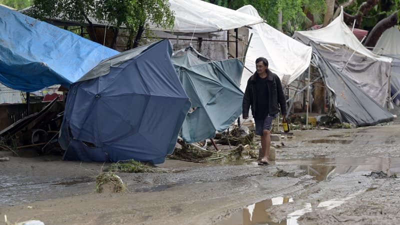 Un homme constate les dégâts après le passage de l'ouragan Roslyn, au Mexique, le 23 octobre 2022