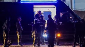 Les trois otages israéliens libérés, qui avaient été enlevés sortent d'une camionnette près de Reim, dans le sud d'Israël, le 19 janvier 2025.