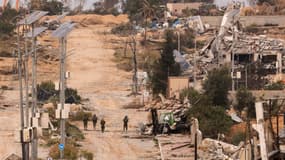 Des soldats israéliens patrouillent dans le district de Zeitoun à Gaza-ville, alors que de nouveaux otages du Hamas doivent être libérés, le 25 novembre 2023