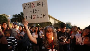 Des Américains rendent hommage aux victimes de la tuerie du lycée Marjory Stoneman Douglas, le 15 février 2018 à Parkland, en Floride.