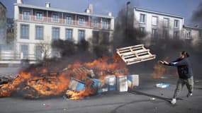 Un feu devant l'Office français de la biodiversité à Brest le 30 mars 2023, journée de manifestation de pêcheurs