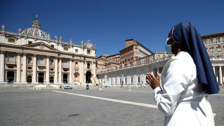 Une religieuse prie place Saint-Pierre, le 6 juillet 2021 alors que le pape François est hospitalisé à l'hôpital Gemelli à Rome