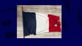Un drapeau français brûlé près d'un monuments aux morts à Gap le 19 juillet 2025