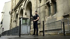 Un CRS monte la garde devant la synagogue de Paris, le 9 octobre 2023 (photo d'illustration)