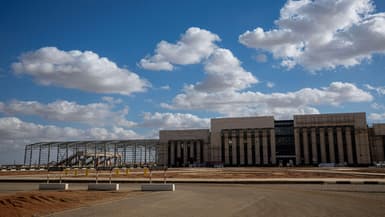 Cette photo montre une vue de la ligne ferroviaire électrique express verte égyptienne en construction dans la nouvelle capitale administrative à l'est du Caire, le 17 décembre 2025.