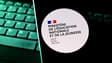 Illustration d'une cyberattaque visant le ministère de l'Éducation nationale. Logo du ministère de l'Éducation nationale et de la Jeunesse sur un téléphone (18 août 2026).