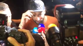 Les supporters milanais accueillent Higuain
