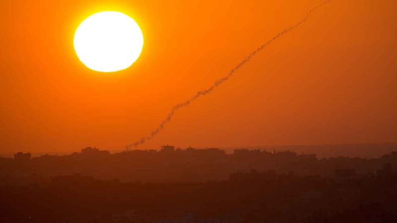 Une roquette laisse une traînée de fumée dans le ciel israélien, le 20 août 2014.