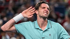 Arthur Rinderknech célébrant sa victoire contre Alexander Zverev au 3e tour du Masters 1000 de Shanghai