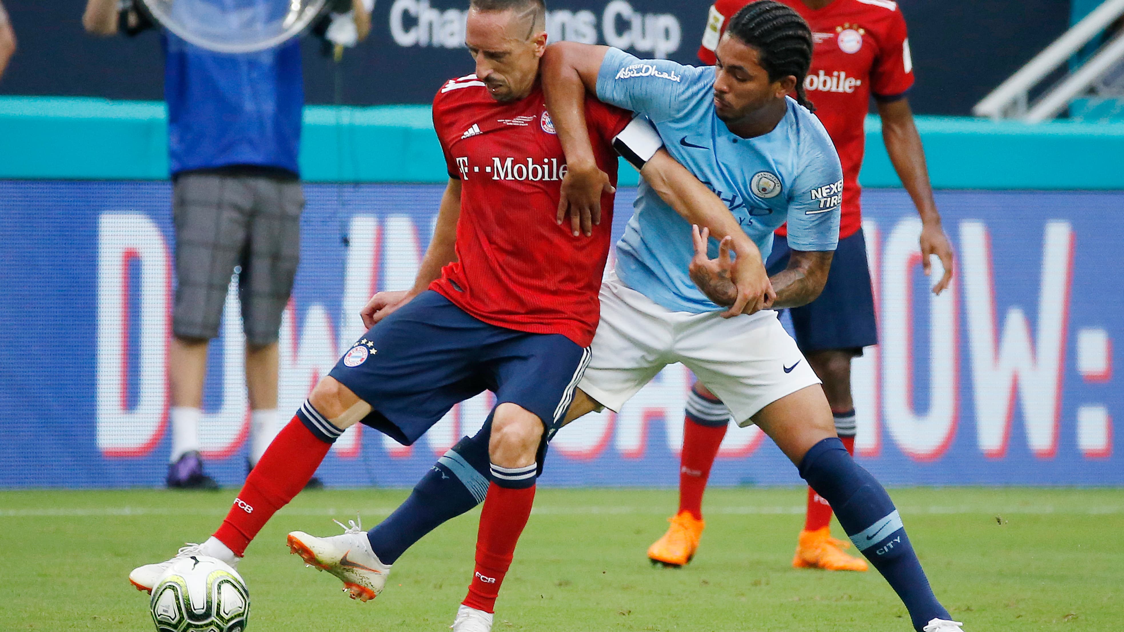 Douglas Luiz face à Franck Ribéry pour l'un de ses seuls matchs amicaux avec City