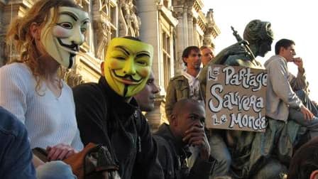 Manifestants devant l'hôtel de Ville, à Paris. Des groupes de centaines d'"indignés" se sont réunis samedi en France comme dans plus de 80 pays de la planète pour dénoncer le poids de la finance, mais la mobilisation est restée limitée. /Photo prise le 15