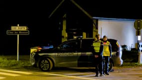 Des gendarmes à l'entrée de la rue près du lieu où trois enfants ont été retrouvés morts à Taninges, en Haute-Savoie, le 12 novembre 2024.