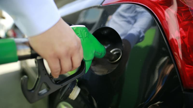 Les prix des carburants routiers vendus dans les stations-service françaises ont évolué en ordre dispersé la semaine dernière, le gazole poursuivant sa hausse, tandis que les essences ont baissé.