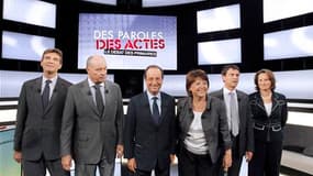 Les six candidats à la primaire PS, (de gauche à droite) Arnaud Montebourg, Jean-Michel Baylet, Francois Hollande, Martine Aubry, Manuel Vals et Ségolène Royal, pour l'élection présidentielle ont adopté un ton grave jeudi soir, au début d'un débat télévis