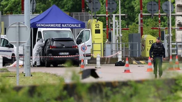 Un médecin légiste sur le site d'une attaque à la voiture bélier contre un fourgon pénitentiaire, au péage routier à Incarville, dans l'Eure, le 14 mai 2024