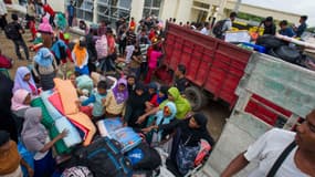 Des réfugiés Rohingyas à leur arrivée dans des abris temporaires à Blang Adoe, en Indonésie, le 15 juin 2015. 