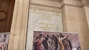 L'une des deux plaques apposées dans un couloir de l'Hôtel de ville, à l'entrée de l'hémicycle du Conseil de Paris, et gravées en écriture inclusive.