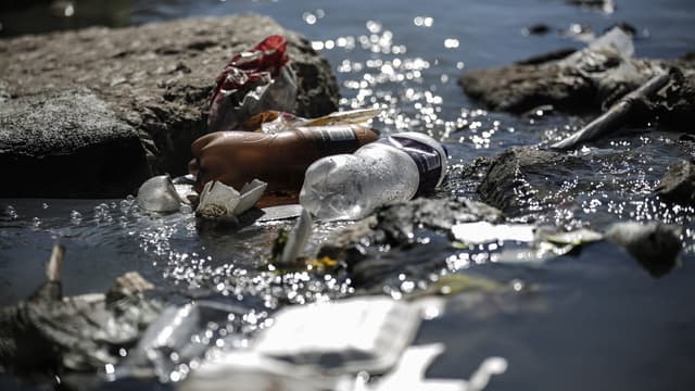 Des déchets plastiques sur les rives de la rivière Jukskei à Johannesburg, le 3 juin 2018.