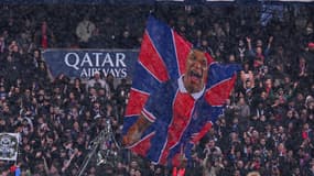 Un drapeau de Kylian Mbappé au Parc des Princes le 25 février 2024