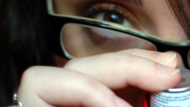 Utilisation d'un inhalateur.