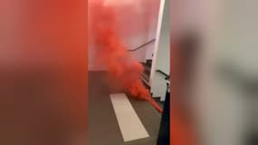 Un fumigène activé dans l'enceinte du lycée Bristol à Cannes (Alpes-Maritimes), le jeudi 27 mars 2025.