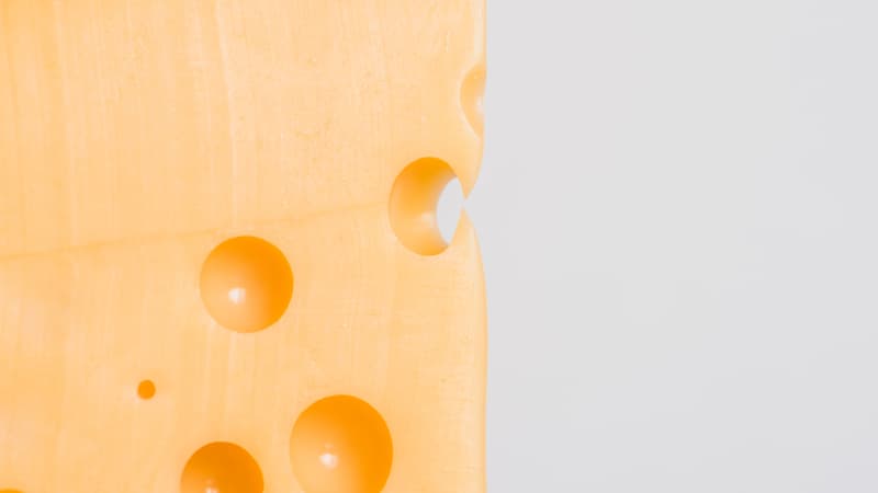 Attention à ces tranches d'emmental vendues chez Leclerc: elles contiennent des bouts de plastique