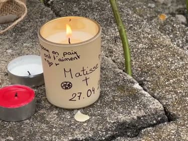Des bougies déposées en hommage à Matisse, à Châteauroux. 