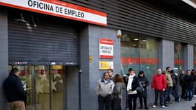 Des Espagnols font la queue devant une agence du Pôle emploi espagnol, à Madrid, le 2 décembre 2014.
