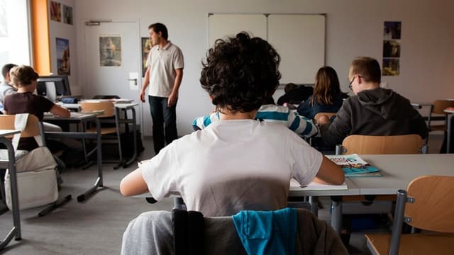 Un enseignant dispense un cours (illustration)