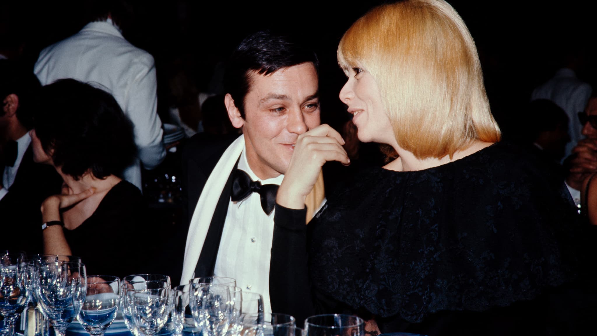 Alain Delon et Mireille Darc en 1976. Alain Delon et Mireille Darc en 1976.