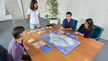Le jeu de société Dilemme est une initiative de l'association Cresus, qui lutte contre le surendettement et promeut l'éducation financière auprès du grand public.