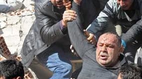 Evacuation d'un blessé dans le village de Tabanli, près de la ville de Van, dans le sud-est de la Turquie, frappée dimanche par un séisme de magnitude 6,6. L'observatoire sismologique Kandilli évalue entre 500 et un millier le nombre de personnes tuées. /