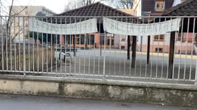 À Lyon, parents d'élèves et enseignants de l'école Paul-Émile-VIctor protestent contre une fermeture de classe le 17 février 2025.