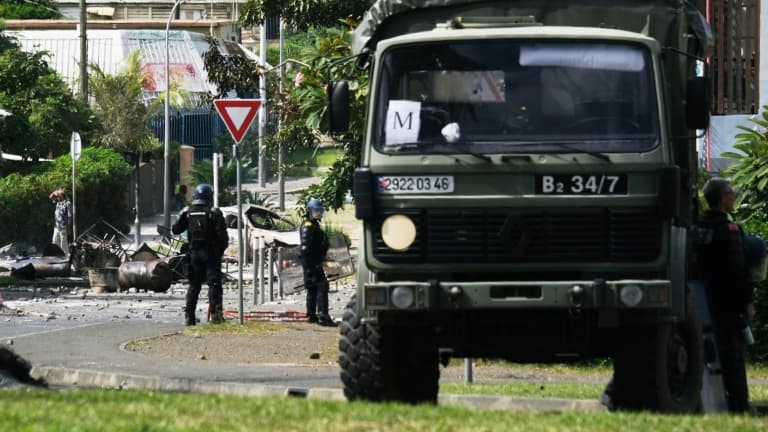 Des gendarmes positionnés dans un quartier de Nouméa, le 14 mai 2024 en Nouvelle-Calédonie