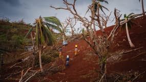 Des femmes transportant de l'eau dans le Bouyouni, à Mayotte, le jeudi 19 décembre 2024.