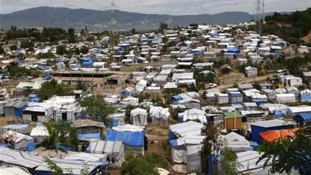 Un camp de tentes à Port-au-Prince de rescapés du séisme du 12 janvier. Cinq premiers cas de choléra ont été signalés à Port-au-Prince, la capitale haïtienne, renforçant les craintes d'une propagation de l'épidémie dans les camps de victimes du tremblemen