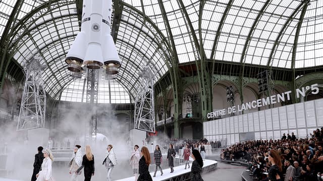 Une fusée durant le défilé Chanel le 7 mars 2017 à Paris