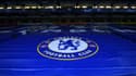 Une banderole géante du logo de Chelsea est déployée pour couvrir une partie des tribunes, vides en raison de la pandémie, avant le match du 1er tour de la Ligue des Champions contre le FC Séville, le 20 octobre 2020 au stade de Stamford Bridge à Londres