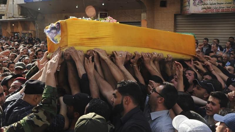 Funérailles d'un partisan du Hezbollah, près de Baalbeck, au Liban. Le mouvement chiite libanais Hezbollah, engagé dans des combats aux côtés de l'armée de Bachar al Assad, a subi de lourdes pertes dimanche lors de l'attaque de Koussaïr, ville syrienne de