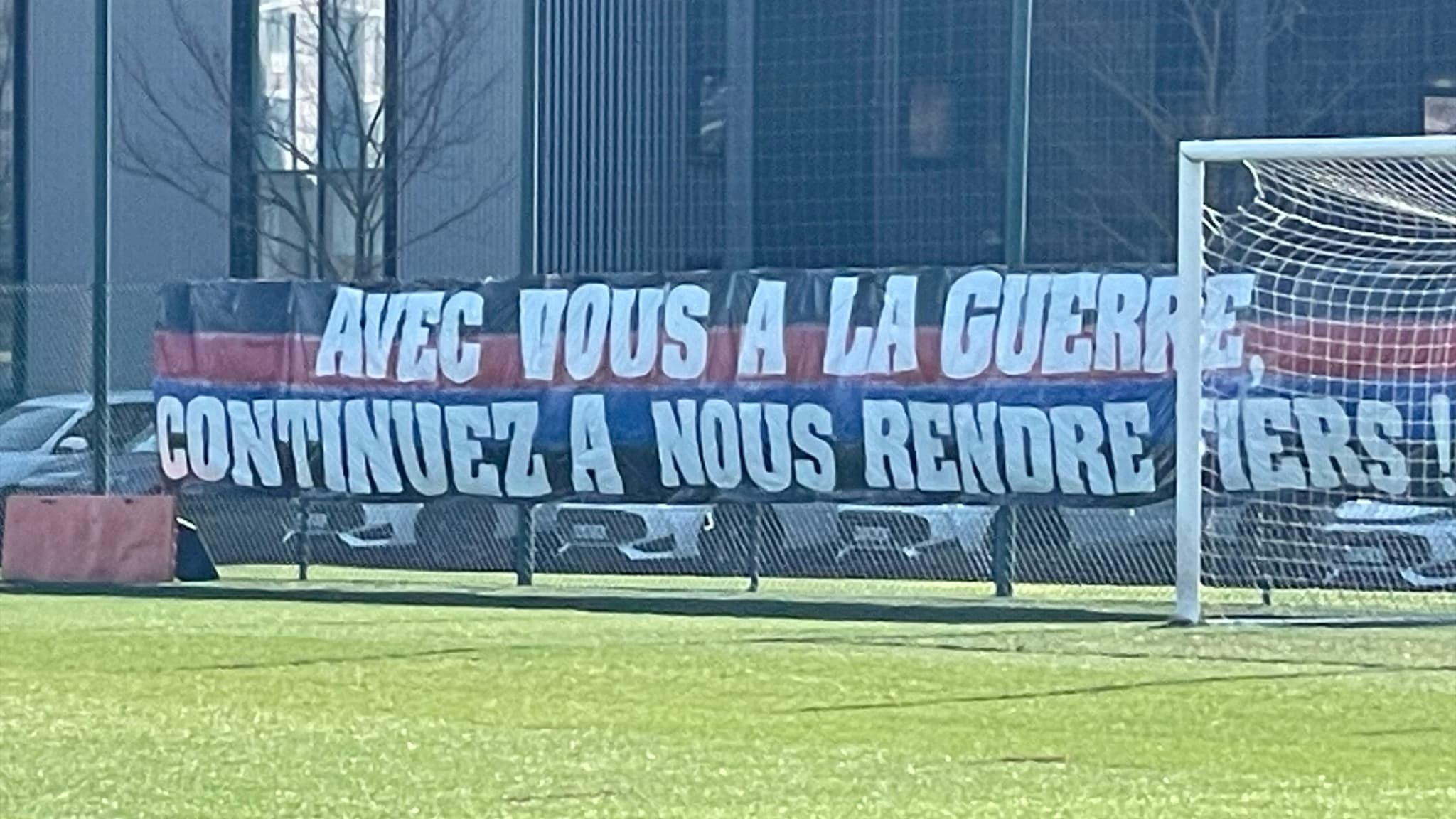 La banderole lyonnaise qui lance le choc contre l'OM - le 27/02/2026 La banderole lyonnaise qui lance le choc contre l'OM - le 27/02/2026