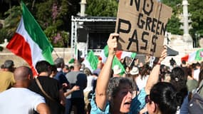 Des Italiens protestent contre la mise en place du Green Pass, un "super pass sanitaire", le 7 août 2021.