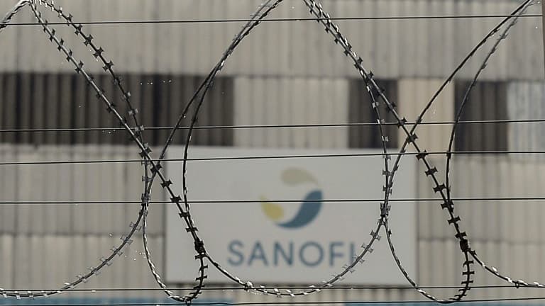 Le logo Sanofi sur la façade de son usine à Mourenx, dans les Pyrénées-Atlantiques, le 16 octobre 2018