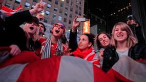 Des milliers d'Américains sont descendus dans la nuit de dimanche à lundi dans les rues de New York (ici à Times Square), ainsi que dans celles de Washington, près de la Maison blanche, pour fêter l'annonce de la mort d'Oussama ben Laden. /Photo prise le