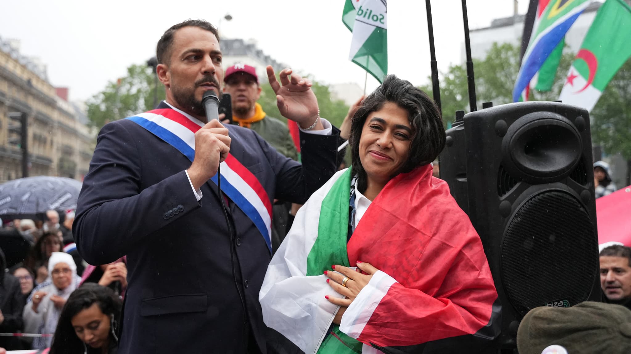 La militante franco-palestinienne Rima Hassan, 7e de la liste LFI aux élections européennes, aux côté du député insoumis Sébastien Delogu, lors d'une manifestation le 29 mai 2024.