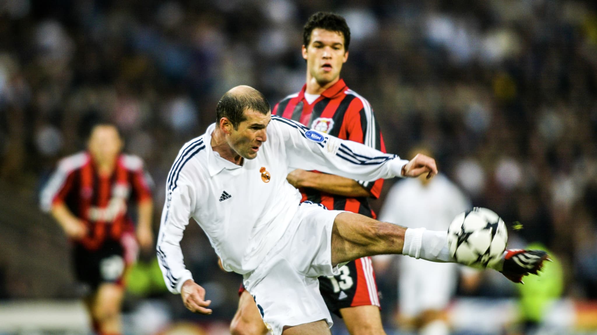 La fameuse volée de Zinédine Zidane avec le Real Madrid contre le Bayer Leverkusen en finale de la Ligue des champions, à Glasgow le 15 mai 2002