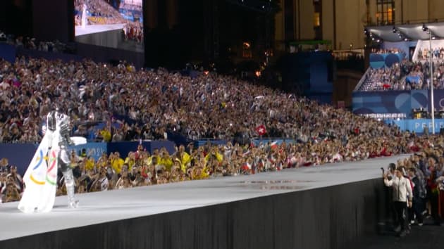 L'arrivée du drapeau olympique à la cérémonie d'ouverture des JO, 26 juillet 2024 L'arrivée du drapeau olympique à la cérémonie d'ouverture des JO, 26 juillet 2024