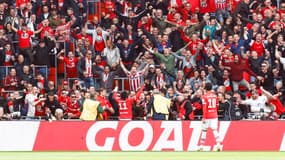 Les supporters du PSV célèbrent un but avec Johan Bakayoko le 5 mai 2024, contre le Sparta Rotterdam.